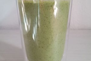 Batido de espinacas, plátano verde y frambuesa bajo en fodmap